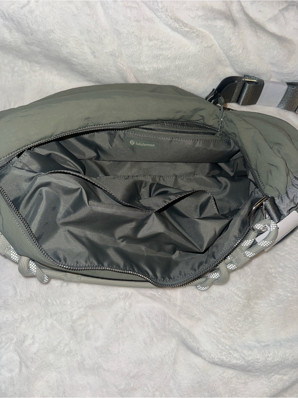 Lululemon Ruched Crossbody Bag-16L
Willow Leaf/Meadow Haze/Silver - Picture 6 of 7